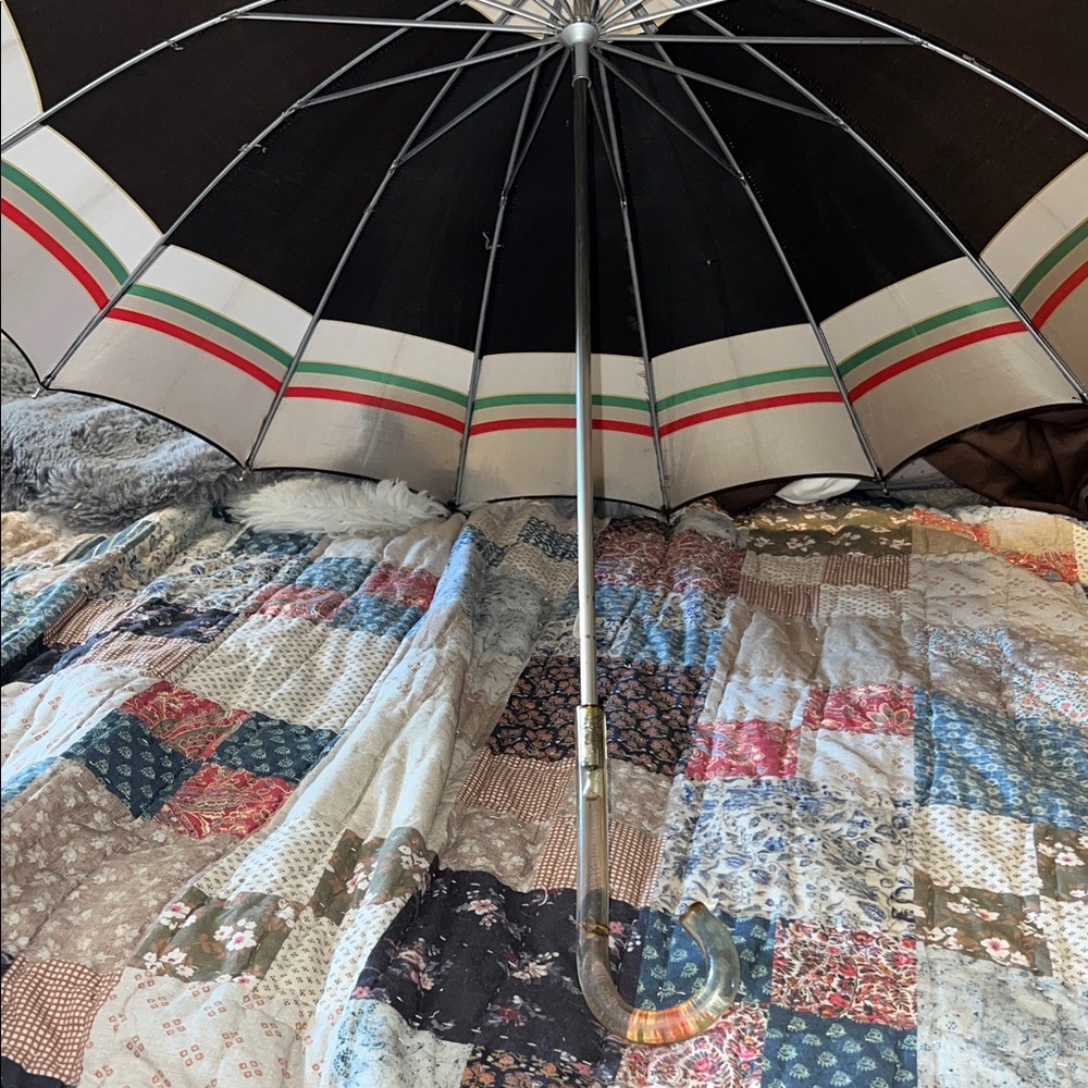 Vintage lucite handle umbrella 29” tall